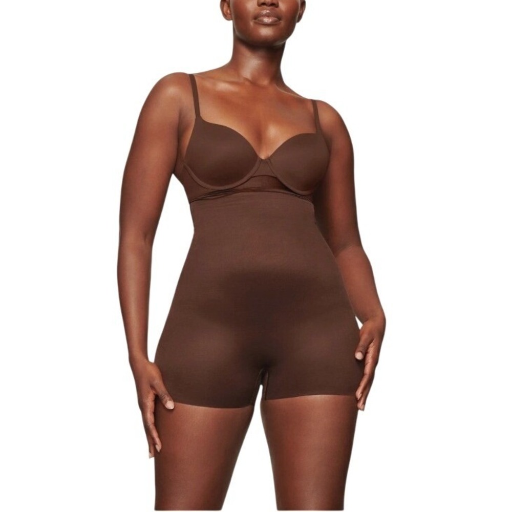 SKIMS Barely There High Waist Shortie Women Size M Cocoa Compression Mid Thigh
